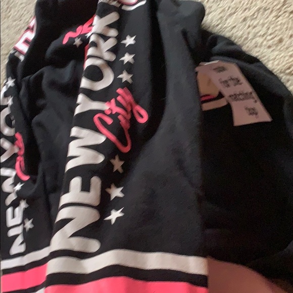 đź’•Sweatshirt đź’• NEW WITH TAGS//SIZE LARGE - Picture 3 of 3